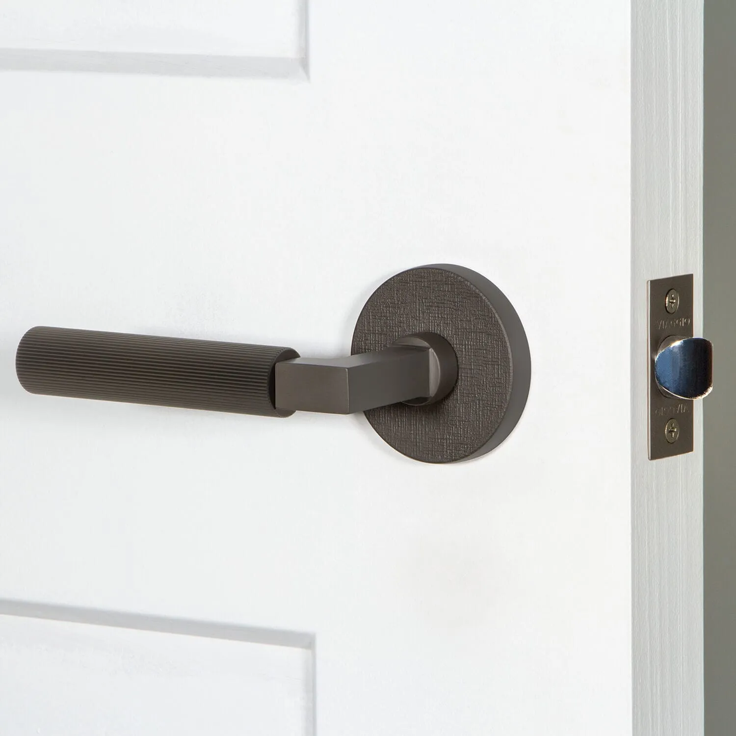 Circolo Linen Rosette with Contempo Fluted Lever in Titanium Gray