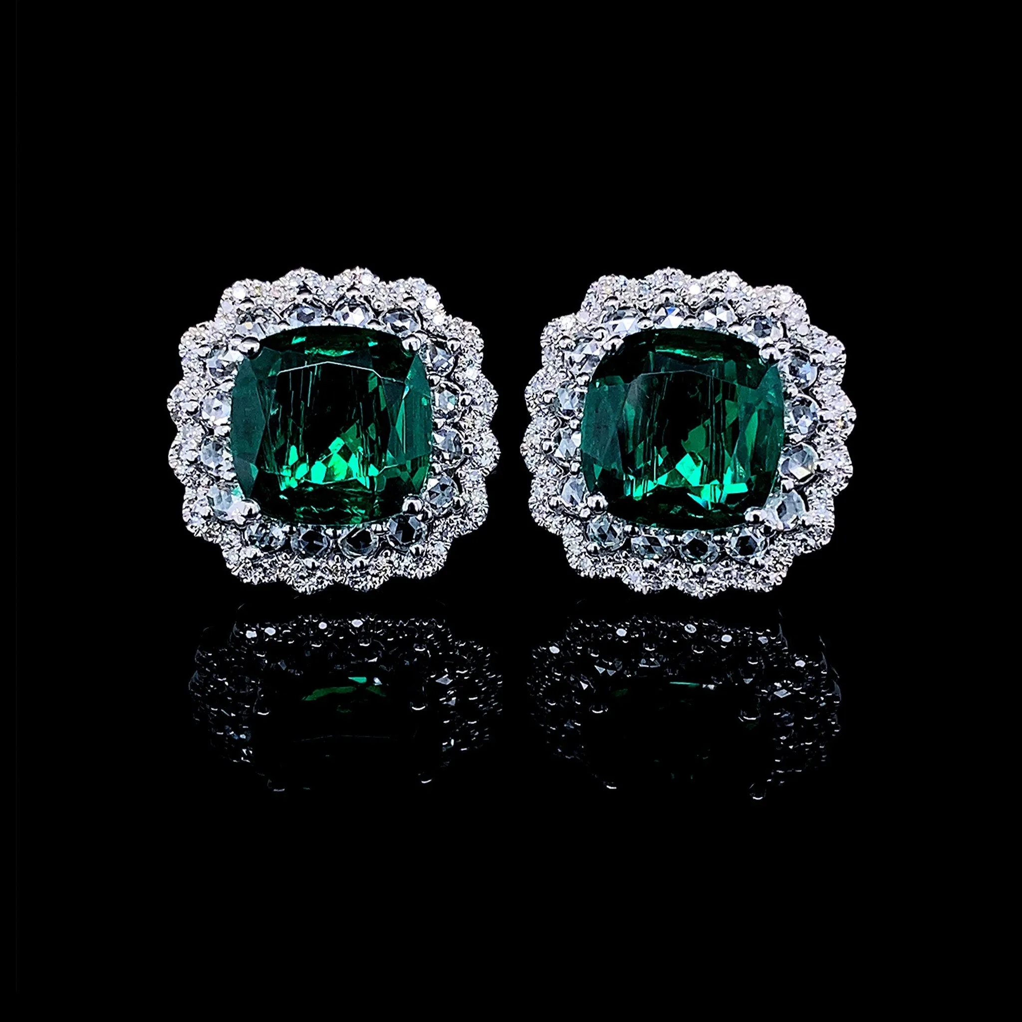 #LVNA2024 | Diamantes Green Emerald Halo Cushion Gemstones Diamond Earrings 14kt