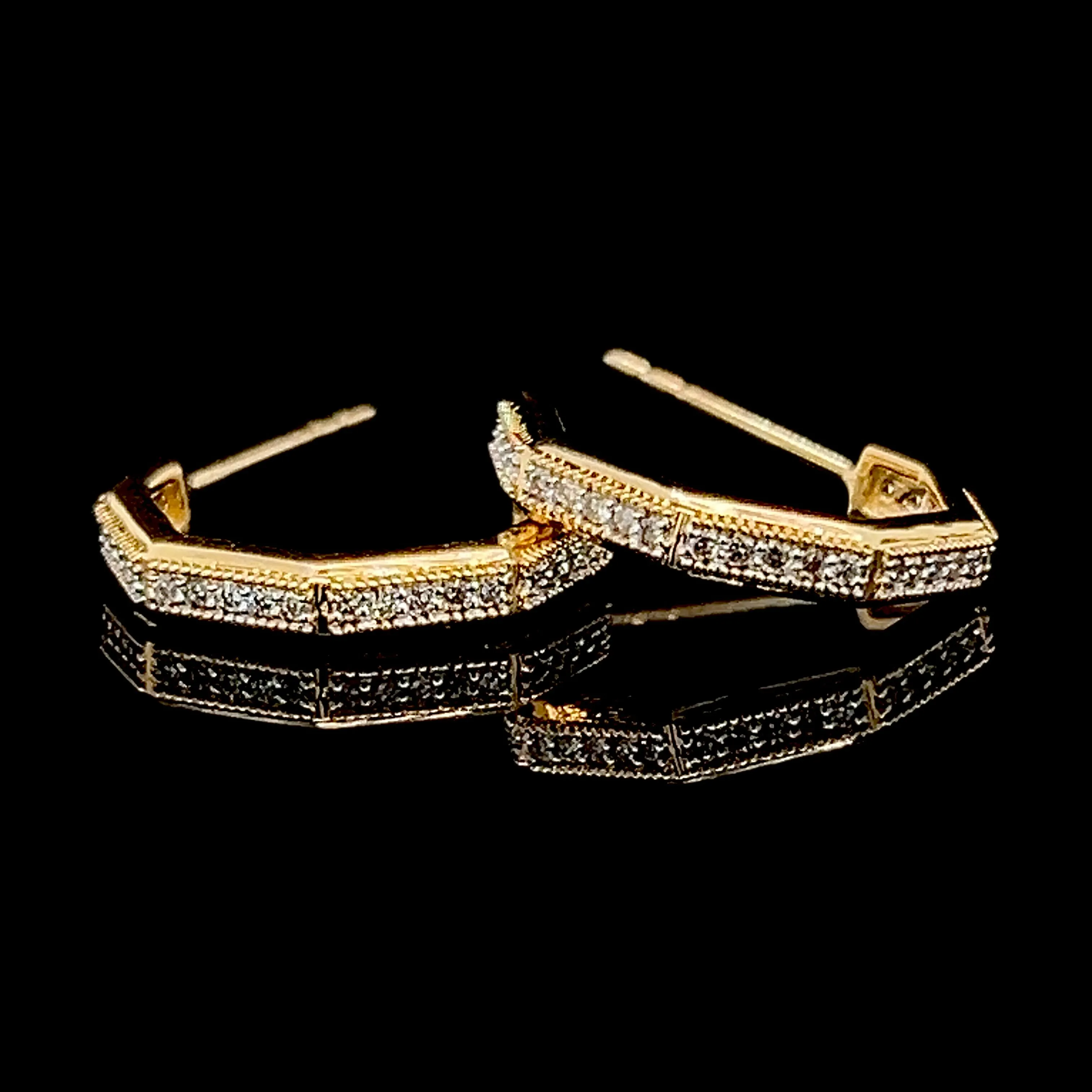 #LVNA2024 | Golden Round Paved Diamond Earrings 18kt