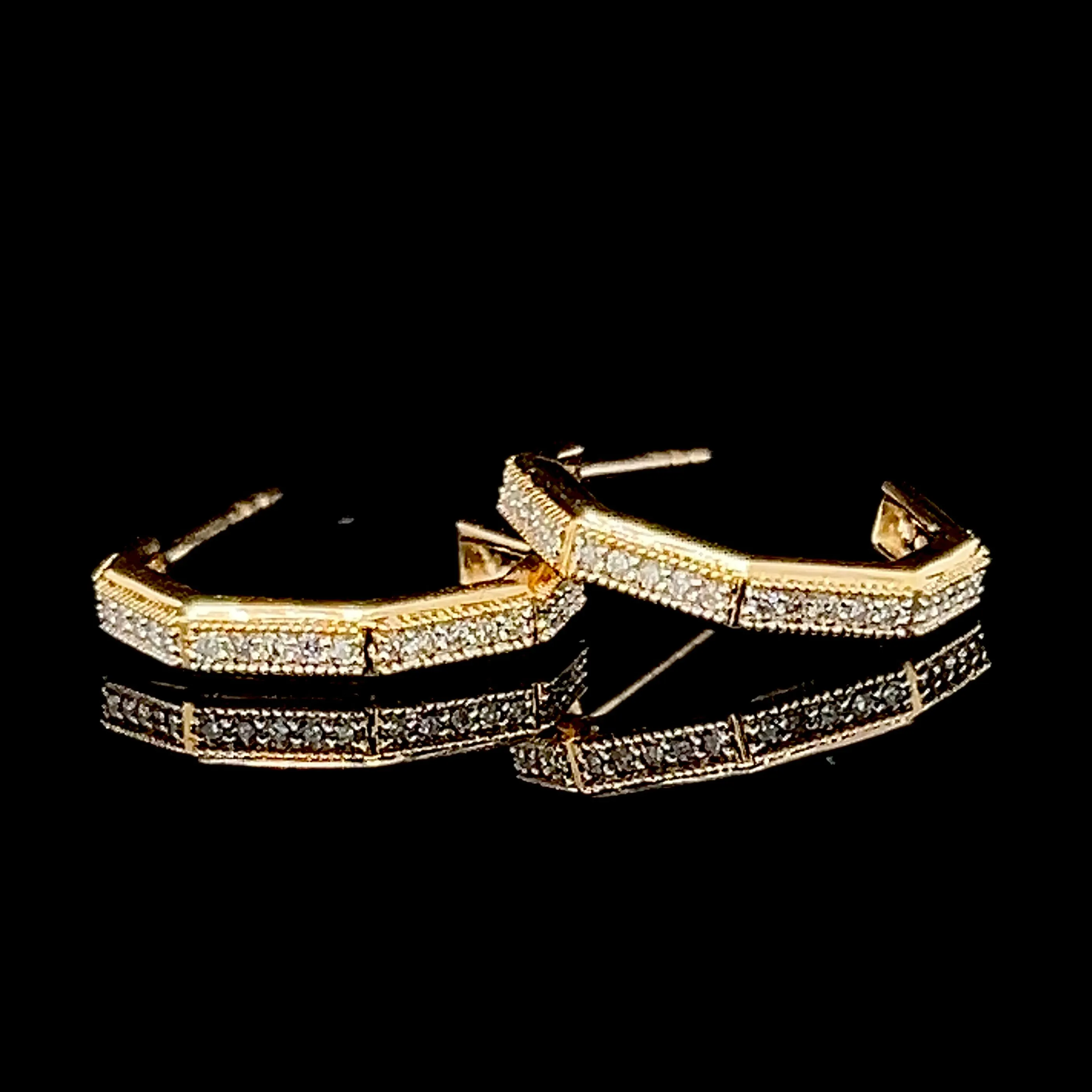 #LVNA2024 | Golden Round Paved Diamond Earrings 18kt