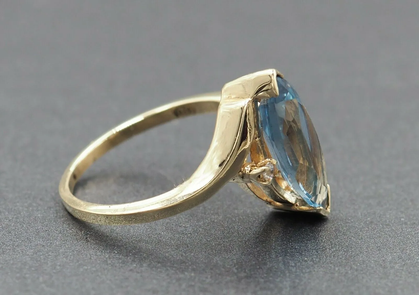 Topaz & Cubic Zirconia 9ct Yellow Gold Ring